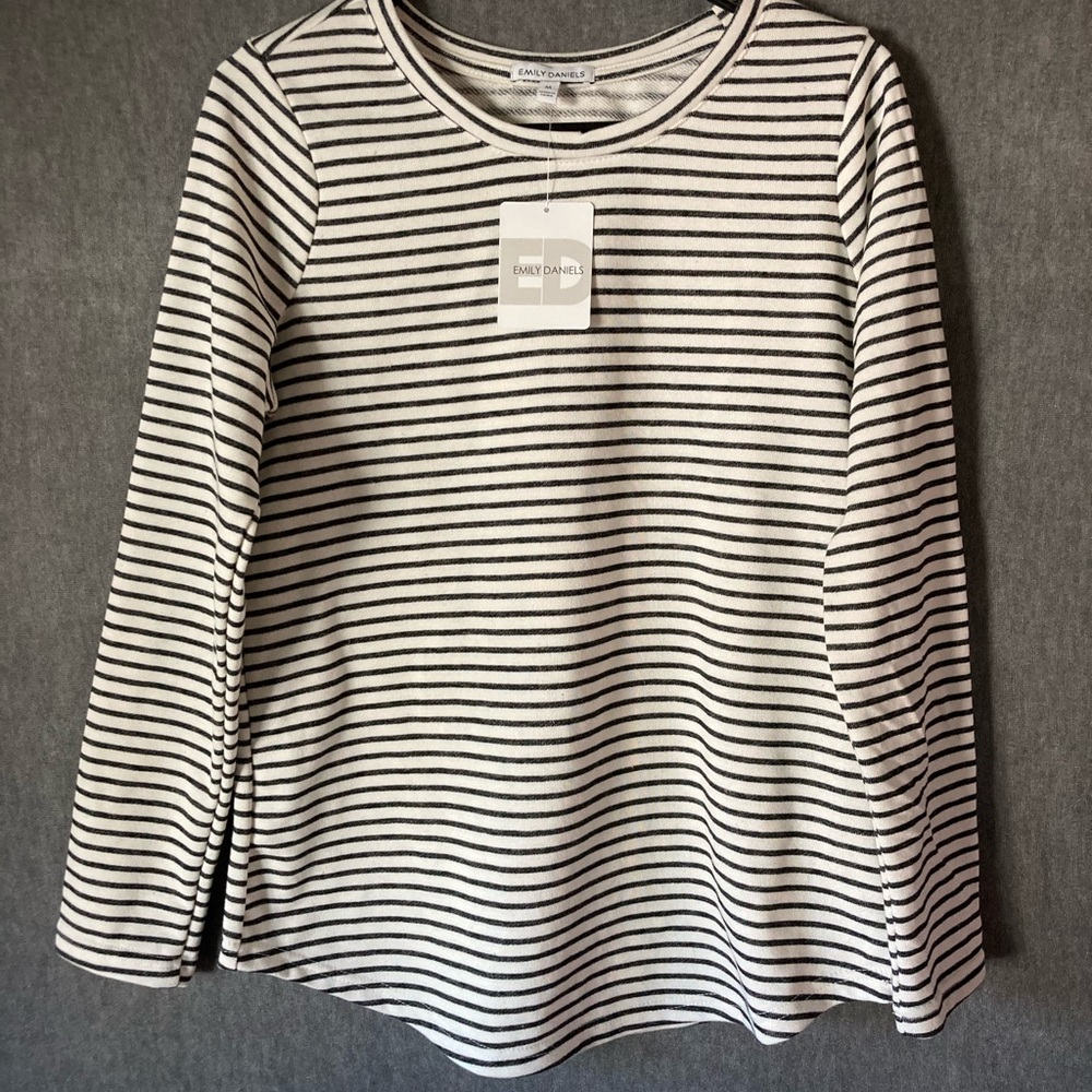 Black and white shirt💚